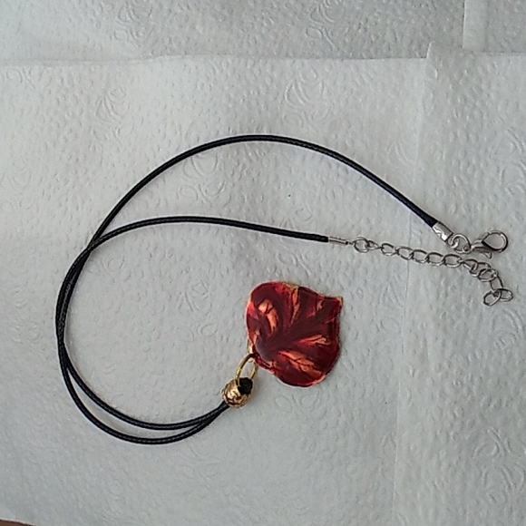 The red leaf necklace - Picture 5 of 5